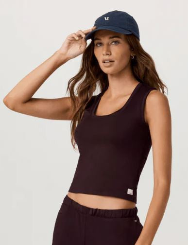 Vuori W Halo Essential Scoop Tank RSN Raisin