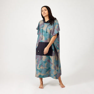 Nomadix Changing Poncho: Wave Blue Camo Green